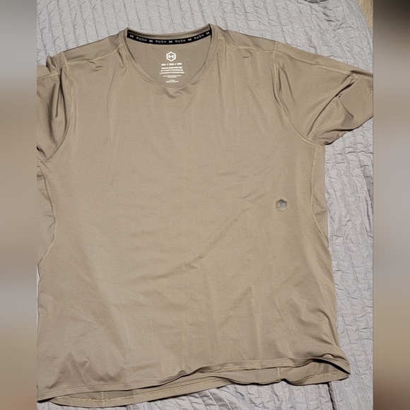 3 under Armour performance shirts. - Picture 5 of 5